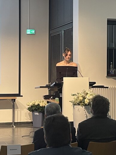 Nele Witt vom AStA hält eine kurze Ansprache