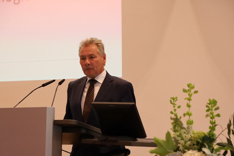 Der stellvertretende Bürgermeister von Paderborn, Dietrich Honervogt, am Redepult