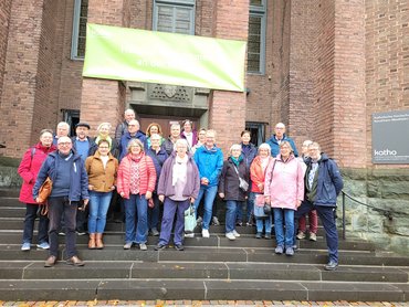 Ein Gruppe von 23 Alumni stehen vor dem Hauptportal der katho Paderborn.