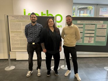 Gruppenfoto mit Preisträger_innen Matthias Noll, Stephanie Sell und Dennis Remmers.