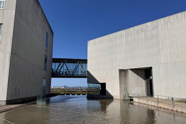 Gebäude und Wasseranlage auf dem Gelände der Hyogo University.