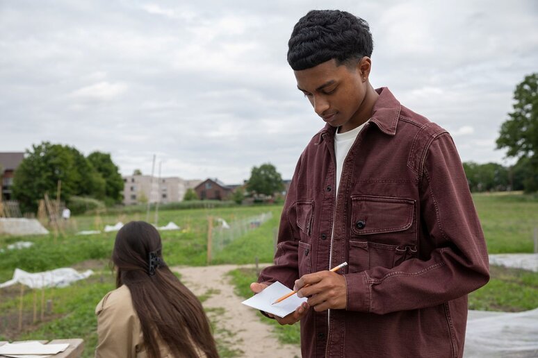 Eine Person zeichnet auf einen Notizblock.