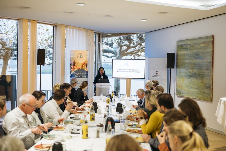 Prof.in Dr.in Mi-Yong Becker (Beiratssprecherin HN NRW) steht am Rednerpult vor Zuhörenden.