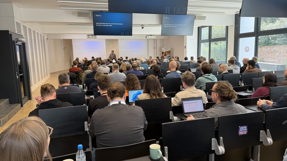 Der Audimax ist gefüllt mit vielen Zuhörer_innen.