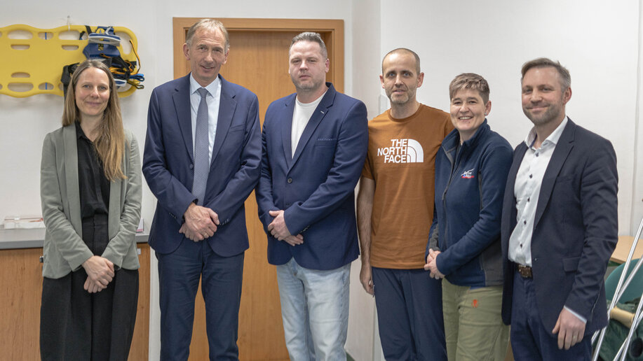 Professor_innen der slowakischen Hochschule stehen mit Kanzler und International Office-Leiterin für ein Gruppenfoto zusammen.