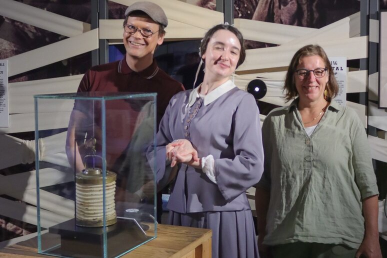 Prof. Dr. Roland Brühe steht gemeinsam mit Prof.in Dr. Dorothee Lebeda neben der Darstellerin von Florence Nightinggale. 