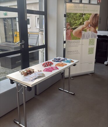 Ein Rollup und ein Informationsstand zum GAAD