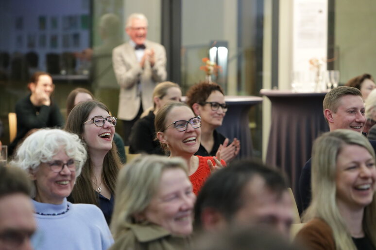 Stuhlreichen mit Publikum, größtenteils lachend