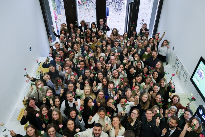 Gruppenfoto der Absolvent_innen im Foyer Neubau. 