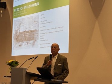 Ein Mann, namens Prof. Hörning, hält eine Rede