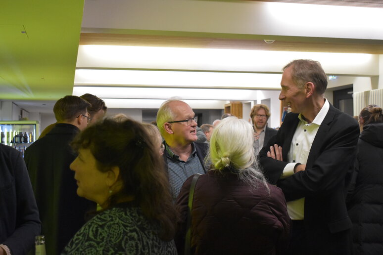 Menschen beim Small Talk