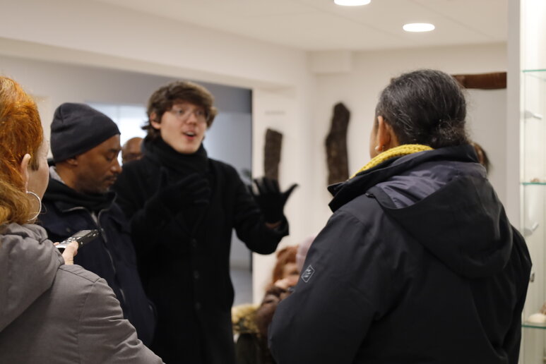 Teilnehmende in Winterjacken unterhalten sich angeregt.