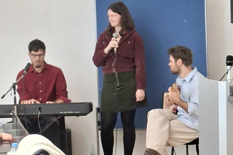 Musikalische Begleitung von Vincent Hagedorn (Keyboard), Sophia Bieroth (Gesang) und Marcél Lagger (E-Gitarre)