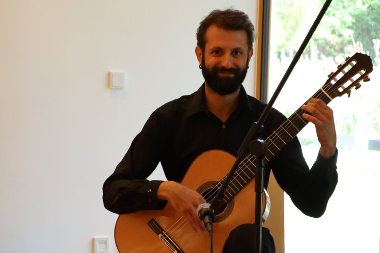 Musiker mit Konzertgitarre