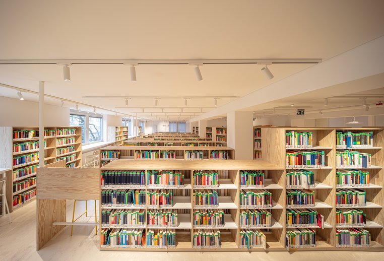 Mit Bücher gefüllte Regale im Überblick