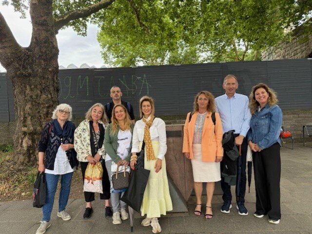 Am Rheinufer in Köln besuchten die israelischen Gäste den Gedenkstein für die verfolgten Homosexuellen während der Nazi-Zeit.