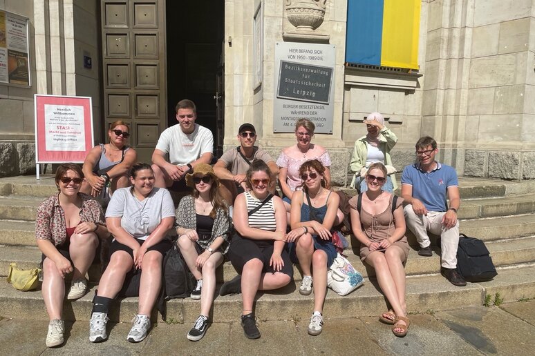 Die Gruppe vor der „Runden Ecke“, die einstige Bezirksverwaltung für Staatssicherheit 