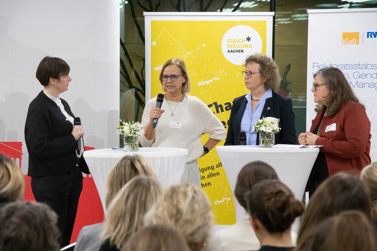 Talk am Stehtisch mit den genannten Personen, moderiert von Sabine Bausch.