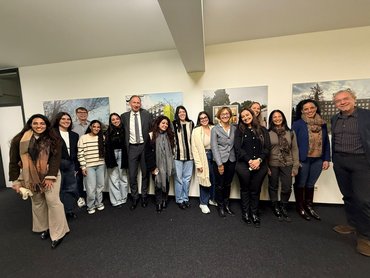 Die Besucherinnen aus Israel stehen für ein Gruppenfoto mit Rektorin, Kanzler und 2 Professoren zusammen.