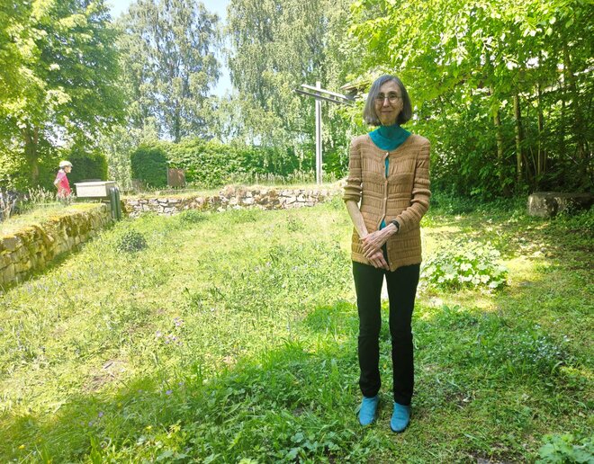 Künstlerin Diane Samuel steht in ihrem Alphabetgarten.