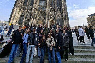 Gruppenfoto der Austauschstudierenden vor dem Kölner Dom