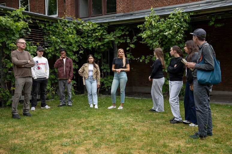 Eine Gruppe im gemeinsamen Gespräch.