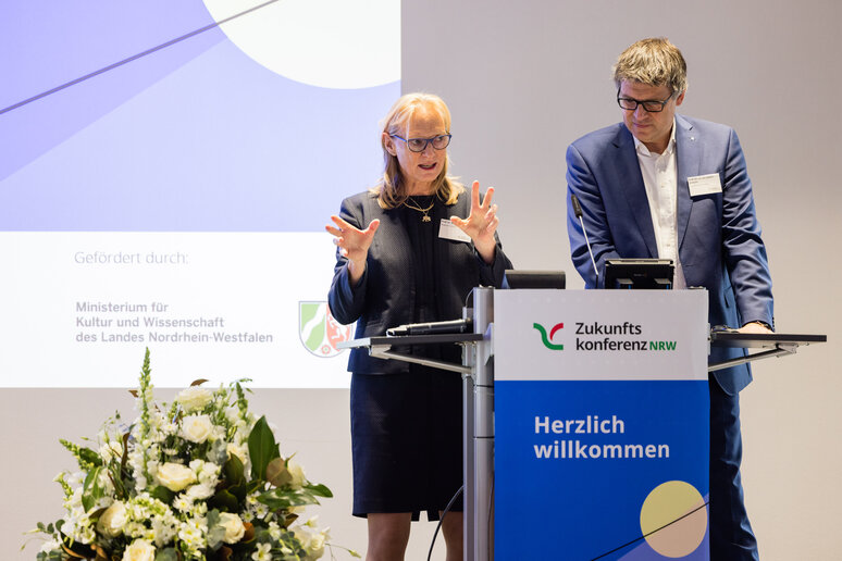 Prof. Dr. Birgitta Wolff (Rektorin der Bergischen Universität Wuppertal) und Prof. Dr. Oliver Locker-Grütjen (Präsident der Hochschule Rhein-Waal) eröffneten die Konferenz.