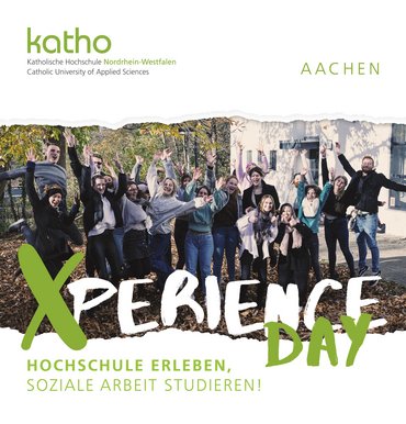 Flyer des XPerience Day an der katho Aachen. Eine Gruppe junger Menschen hüpfen hoch, strecken die Arme in die Luft und blicken lachend in die Kamera.