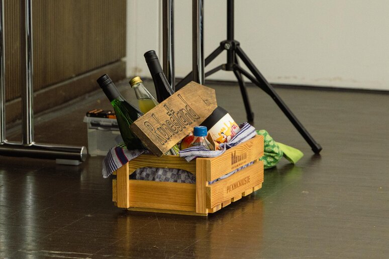 Geschenkekorb mit vielen Leckereien und einem Hinweisschild mit der Aufschrift "Ruhestand"