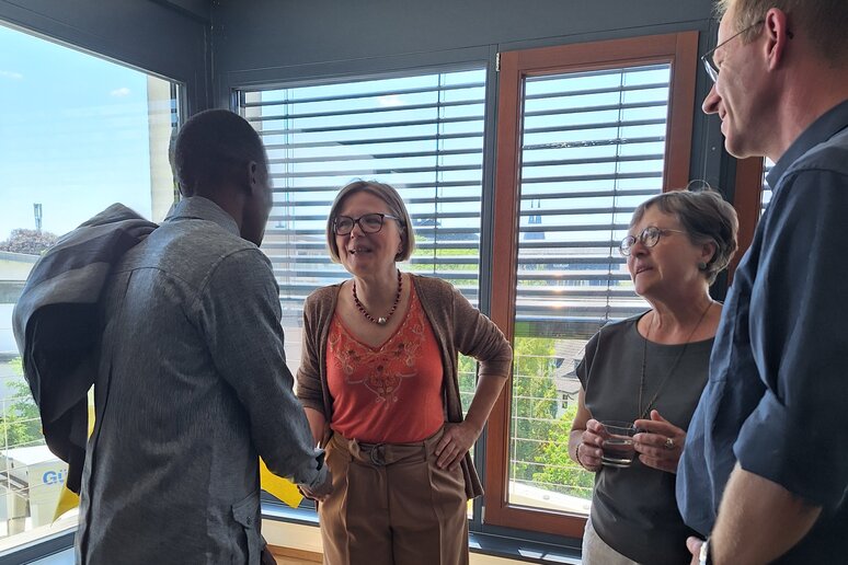 Helene Hofmann, Leiterin des International Office (2.v.l.), begrüßt einige Gäste.