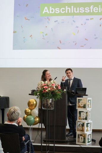 Vertreter_innen von AStA/StuPa erinnern an das Studium. 