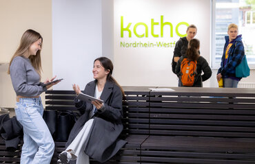 Studierende der katho unterhalten sich im Foyer der Hochschule.