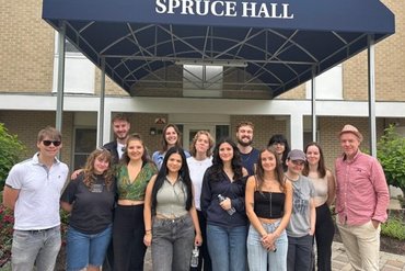 Die Studierendengruppe gemeinsam mit Prof. Sebastian Wen und Prof. Norbert Frieters-Reermann stehen vor der Spruce Hall, dem Studentenwohnheim, das die Monmouth University der Gruppe kostenfrei durch zur Übernachtung bereitstellte