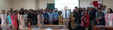 Prof. Dr. Jox mit Studierenden an der Christ University in Indien