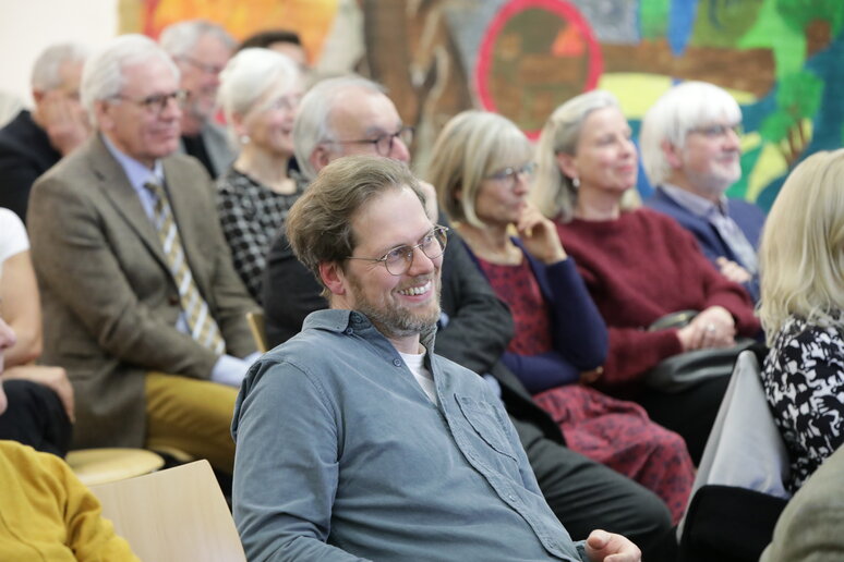 Stuhlreichen mit Publikum, größtenteils lachend