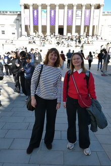 Prof. Dr. Katrina Scior und Anne Banzhaf vor dem Hauptgebäude der UCL