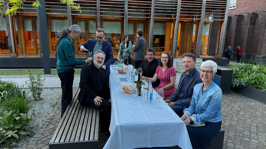 Pause mit den Künstler_innen im Garten der katho