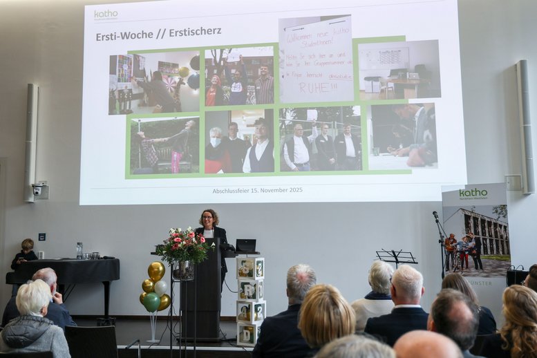 Fotos aus dem Studium werden an die Wand geworfen.