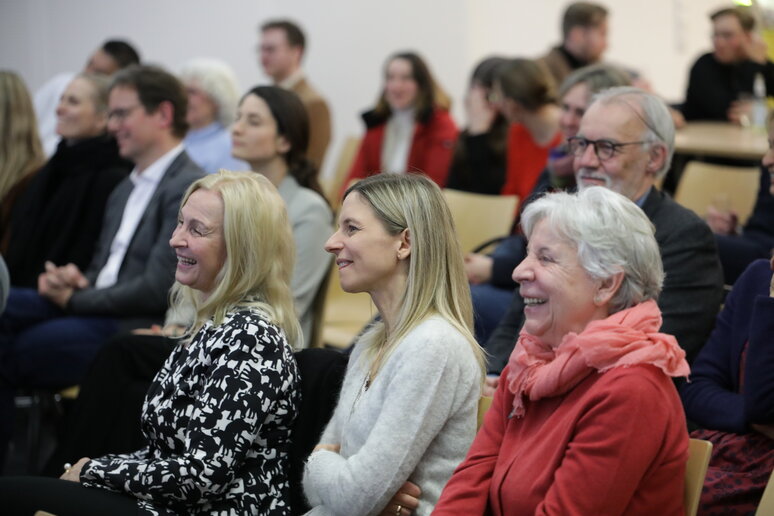 Stuhlreichen mit Publikum, größtenteils lachend