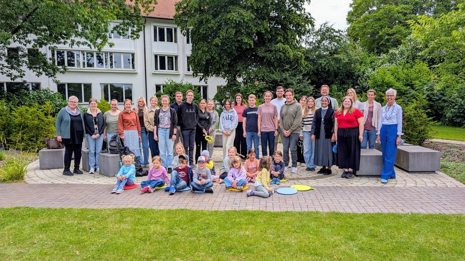 Kinder und ihre Begleitung mit den Studierenden und Dekan_in 