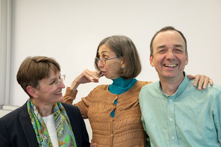 Drei Personen stehen zum Gruppenfoto beieinander. Bei den Personen handelt es sich um Antje-Petes Reimann (links), Diane Samuels (mitte) und Jochen Bonz (rechts).