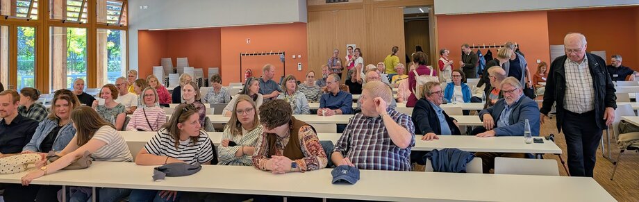 Im Audimax versammelten sich die Alumnis zur Begrüßung. 