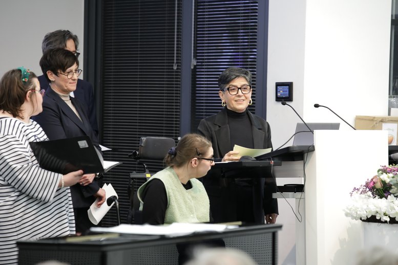 Verschiedene Redner stehe am Pult und reden abwechselnd.