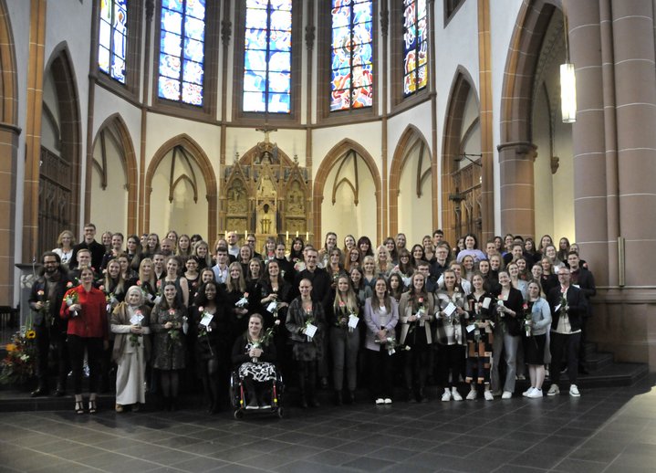 Gruppenfoto aller diesjährigen Absolvent_innen 