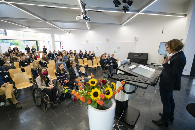 Prorektorin spricht vor Plenum