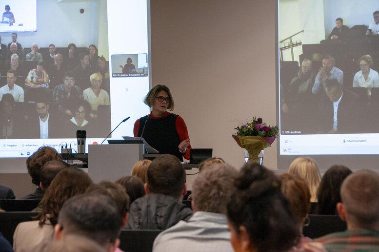 Die Dekanin Prof.in Dr. Heike Wiemert während ihrer Rede zur Graduiertenfeier im Audimax.