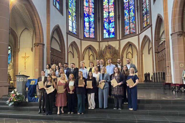 Gruppenfoto der Absolvent_innen des Studiengangs B.A. Pflegepädagogik