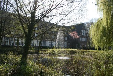 Auf dem Foto ist die Katholische Landvolkshochschule Freckenhorst zu sehen