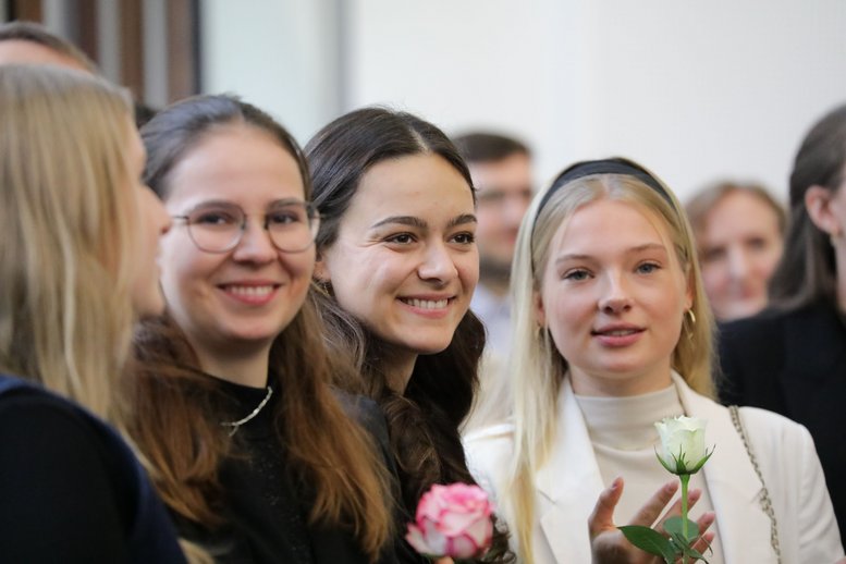 Glückliche Gesichter von Absolvent_innen.