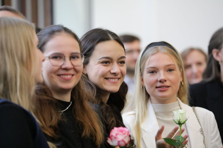 Glückliche Gesichter von Absolvent_innen.